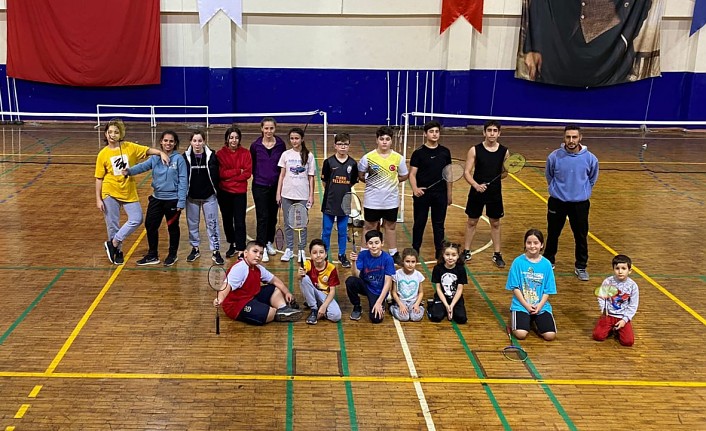 Sevgi evleri sporcuları Türkiye badminton şampiyonasına katılacak