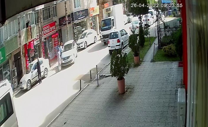 Aracını park eden kadın sürücüye saldırmaya çalıştı